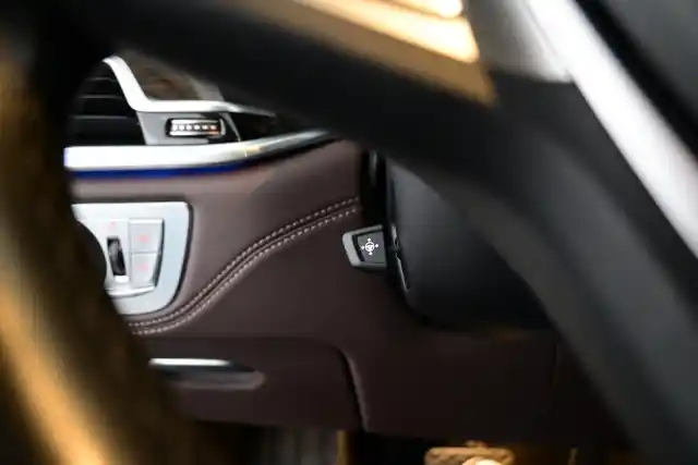 Harmaa Sedan, BMW 740 – IPP-708