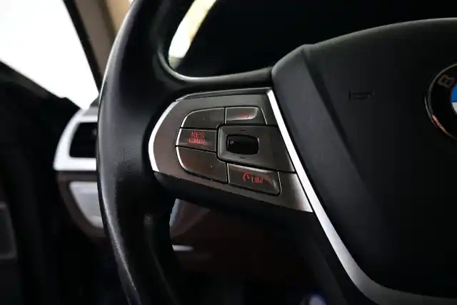 Harmaa Sedan, BMW 740 – IPP-708