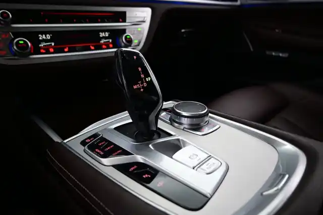 Harmaa Sedan, BMW 740 – IPP-708