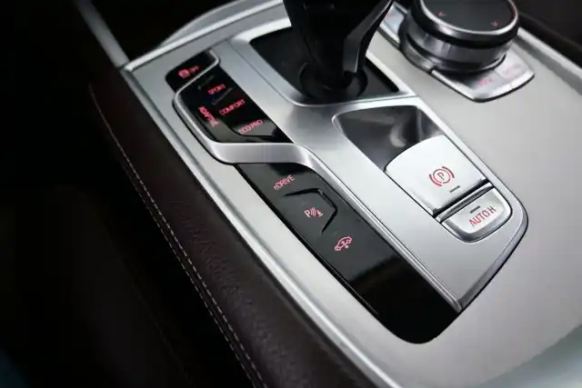 Harmaa Sedan, BMW 740 – IPP-708