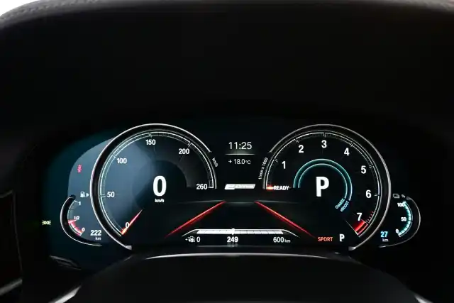 Harmaa Sedan, BMW 740 – IPP-708