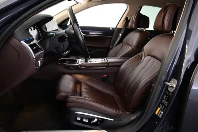 Harmaa Sedan, BMW 740 – IPP-708