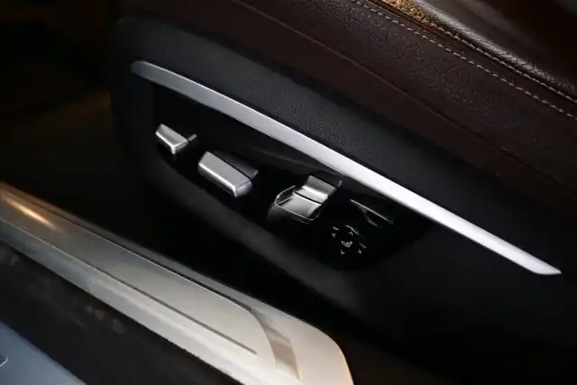 Harmaa Sedan, BMW 740 – IPP-708
