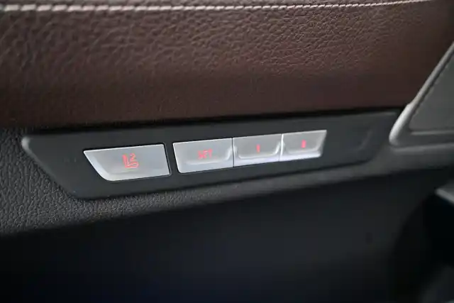 Harmaa Sedan, BMW 740 – IPP-708