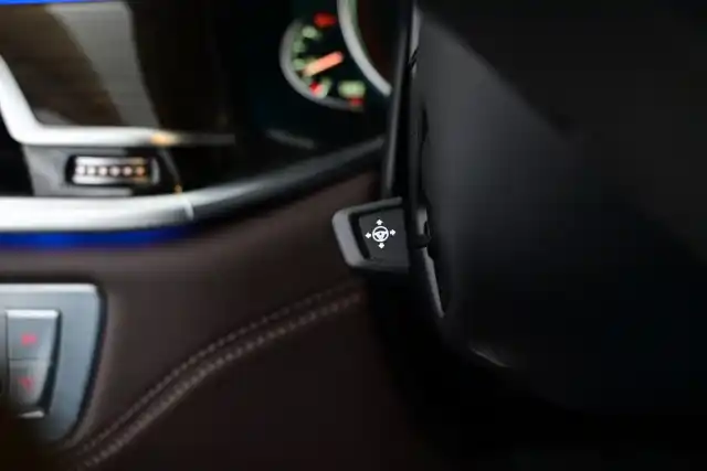 Harmaa Sedan, BMW 740 – IPP-708
