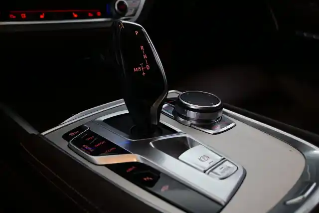 Harmaa Sedan, BMW 740 – IPP-708
