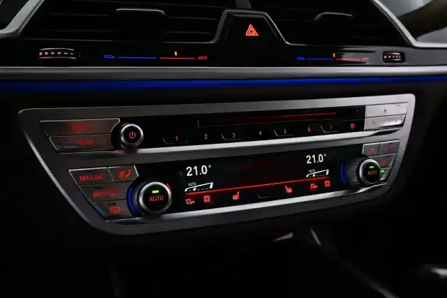 Harmaa Sedan, BMW 740 – IPP-708