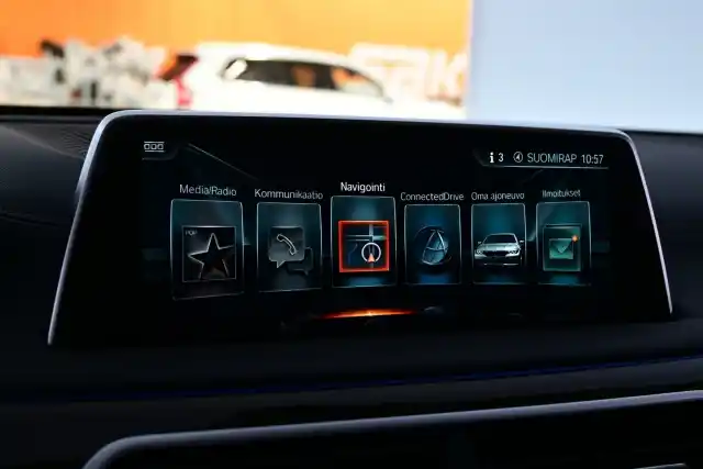 Harmaa Sedan, BMW 740 – IPP-708