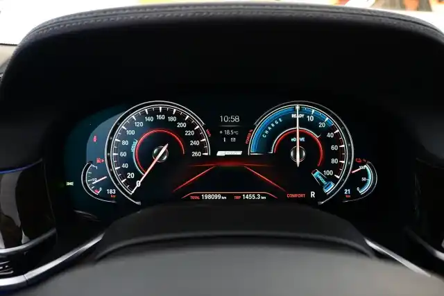 Harmaa Sedan, BMW 740 – IPP-708