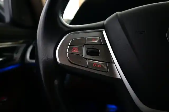 Harmaa Sedan, BMW 740 – IPP-708