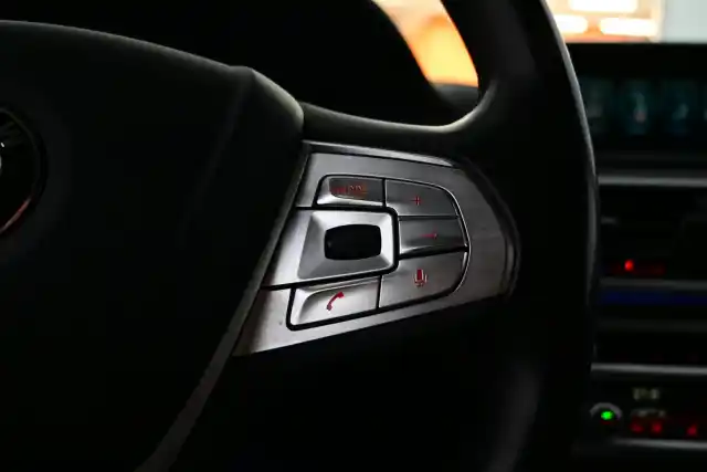 Harmaa Sedan, BMW 740 – IPP-708
