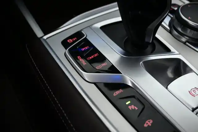 Harmaa Sedan, BMW 740 – IPP-708