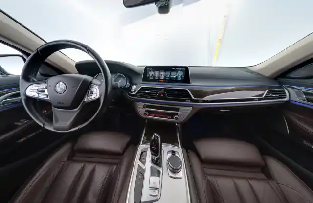 Harmaa Sedan, BMW 740 – IPP-708