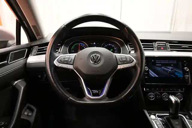 Keltainen Farmari, Volkswagen Passat – IPR-359