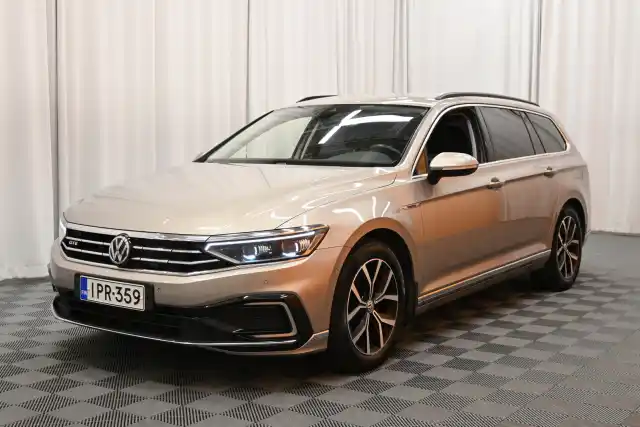 Keltainen Farmari, Volkswagen Passat – IPR-359