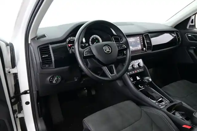 Valkoinen Maastoauto, Skoda Kodiaq – IPR-497