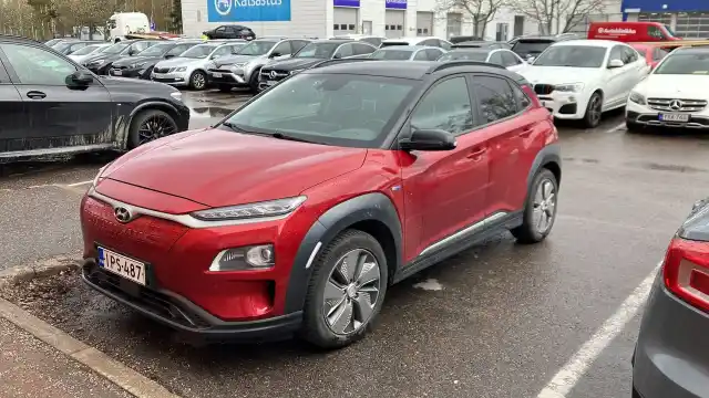 Punainen Maastoauto, Hyundai KONA – IPS-487