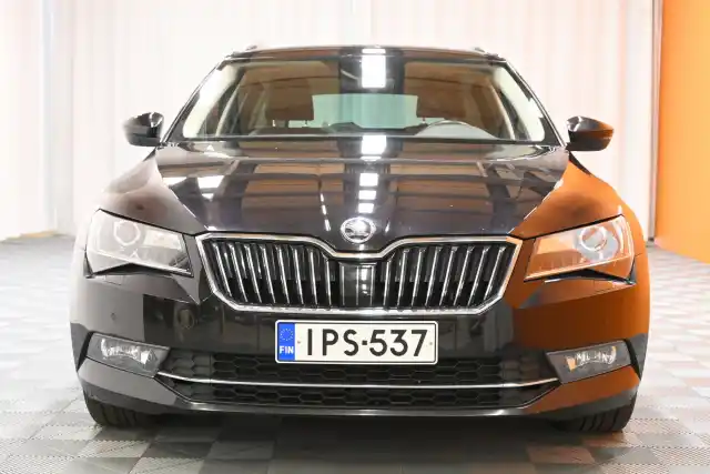 Musta Farmari, Skoda Superb – IPS-537