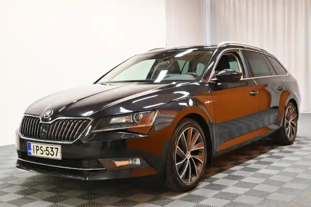 Musta Farmari, Skoda Superb – IPS-537