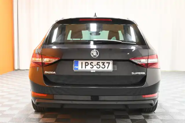 Musta Farmari, Skoda Superb – IPS-537