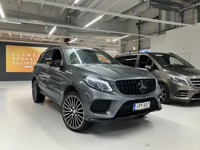 Harmaa Maastoauto, Mercedes-Benz GLE – IPT-507