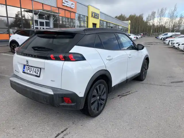 Valkoinen Maastoauto, Peugeot E-2008 – IPU-142