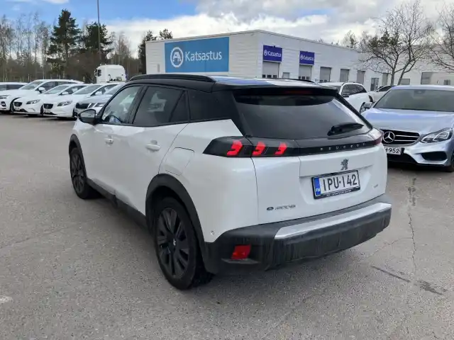 Valkoinen Maastoauto, Peugeot E-2008 – IPU-142