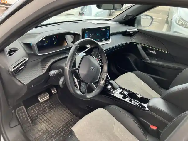 Valkoinen Maastoauto, Peugeot E-2008 – IPU-142