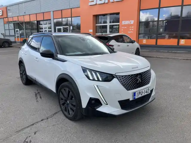 Valkoinen Maastoauto, Peugeot E-2008 – IPU-142