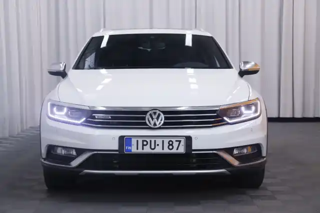 Valkoinen Farmari, Volkswagen Passat – IPU-187