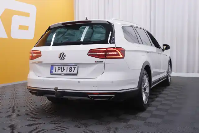 Valkoinen Farmari, Volkswagen Passat – IPU-187