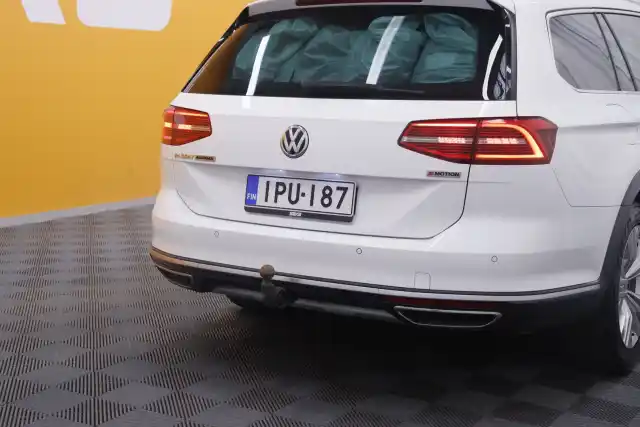 Valkoinen Farmari, Volkswagen Passat – IPU-187