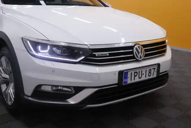 Valkoinen Farmari, Volkswagen Passat – IPU-187