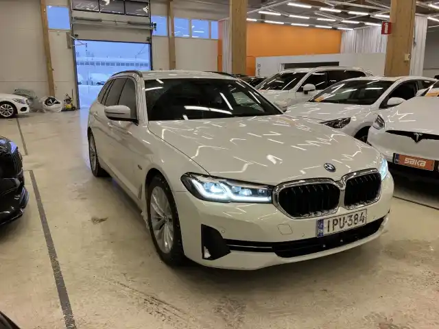 Valkoinen Farmari, BMW 530 – IPU-384