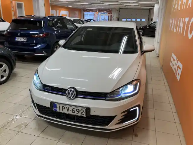 Valkoinen Viistoperä, Volkswagen Golf – IPV-692