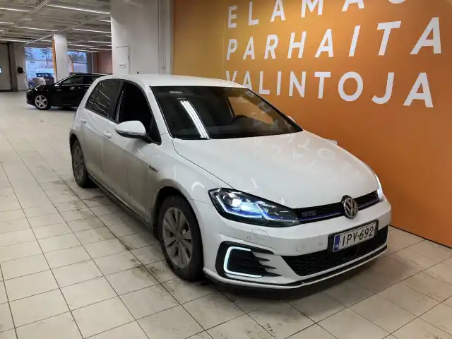 Valkoinen Viistoperä, Volkswagen Golf – IPV-692