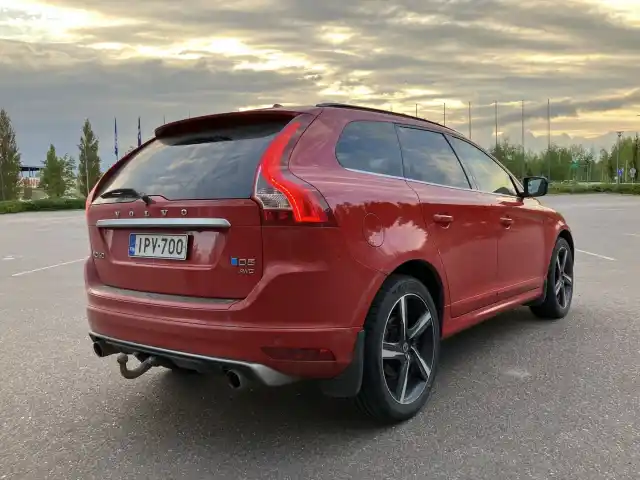 Punainen Maastoauto, Volvo XC60 – IPV-700
