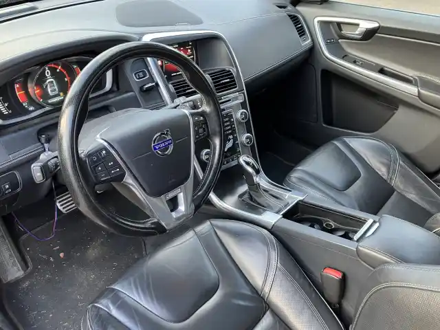 Punainen Maastoauto, Volvo XC60 – IPV-700