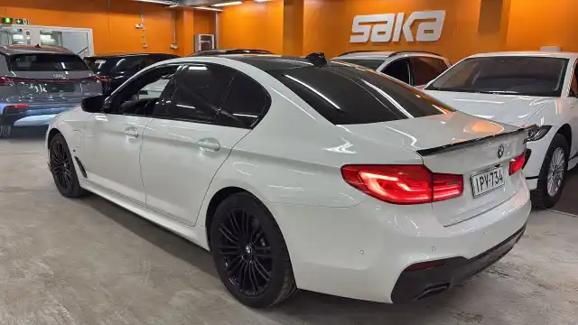 Valkoinen Sedan, BMW 530 – IPV-734