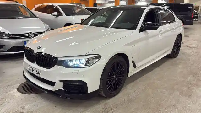 Valkoinen Sedan, BMW 530 – IPV-734