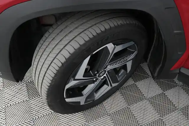 Punainen Maastoauto, Hyundai Tucson – IPV-740