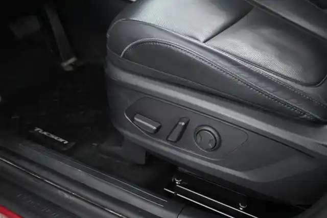 Punainen Maastoauto, Hyundai Tucson – IPV-740