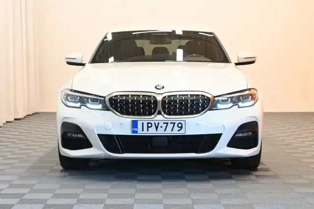 Valkoinen Sedan, BMW 330 – IPV-779