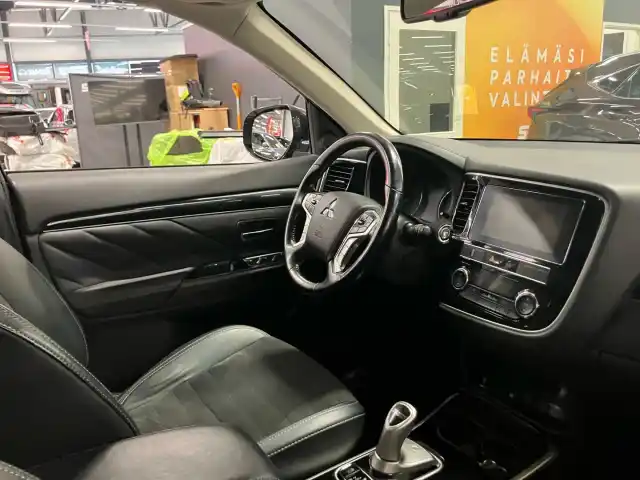 Musta Maastoauto, Mitsubishi OUTLANDER PHEV – IPV-793