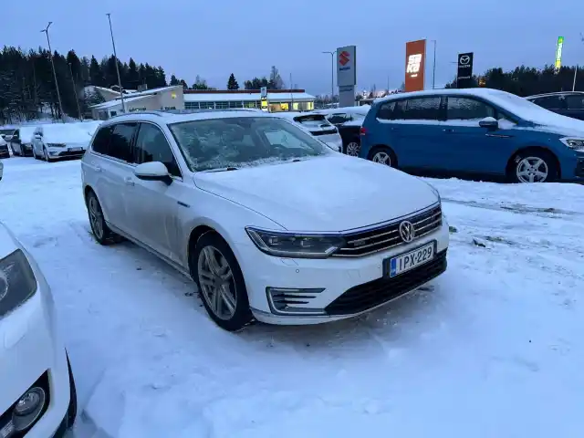 Valkoinen Farmari, Volkswagen Passat – IPX-229