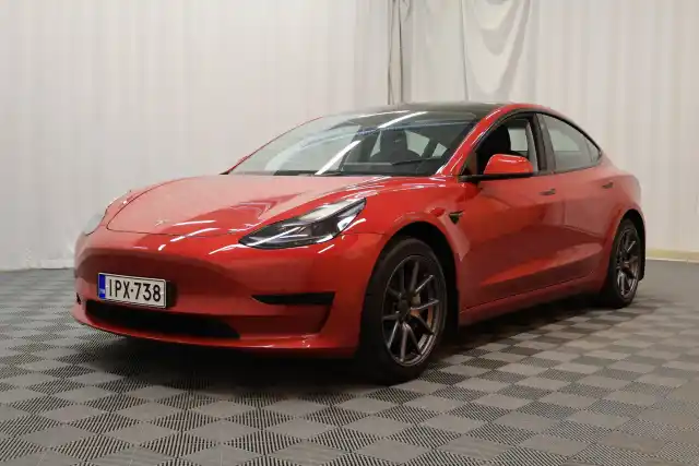 Punainen Sedan, Tesla Model 3 – IPX-738