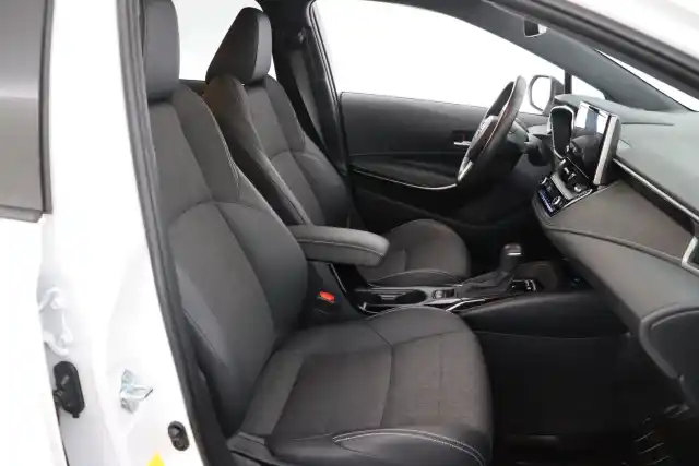 Valkoinen Farmari, Toyota Corolla – IPX-894