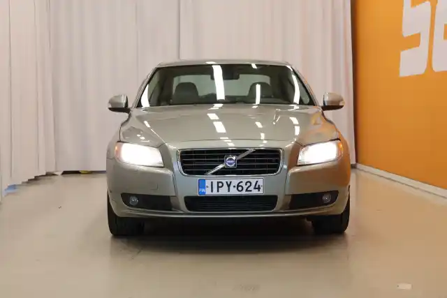 Vihreä Sedan, Volvo S80 – IPY-624