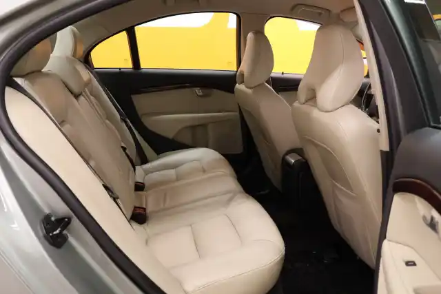 Vihreä Sedan, Volvo S80 – IPY-624