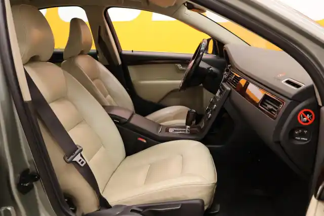 Vihreä Sedan, Volvo S80 – IPY-624